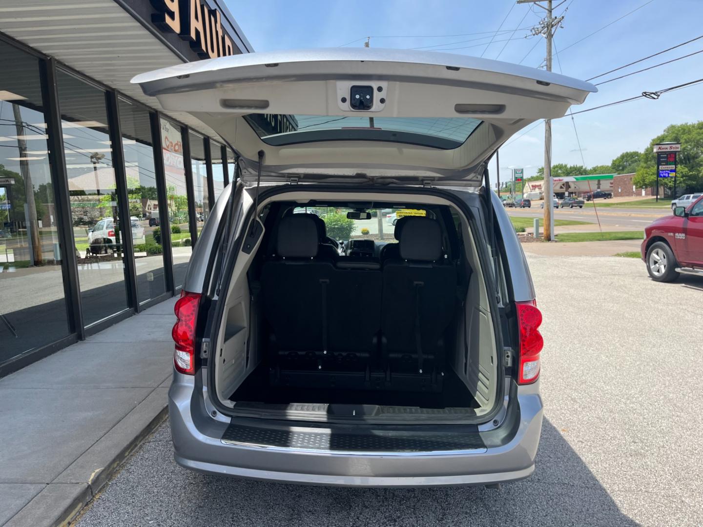 2019 Billet Clear Coat Dodge Grand Caravan SXT (2C4RDGCGXKR) with an 3.6L V6 DOHC 24V engine, 6-Speed Automatic transmission, located at 1633 W Kimberly, Davenport, IA, 52806, (563) 323-5341, 41.559456, -90.598732 - Photo#4